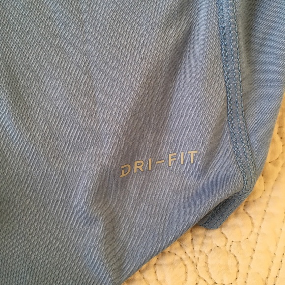 Baby blue nike tank - Picture 4 of 4